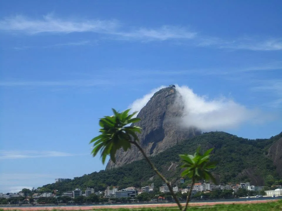 Pan de Azúcar entre nubes visto desde la bahía de Río de Janeiro