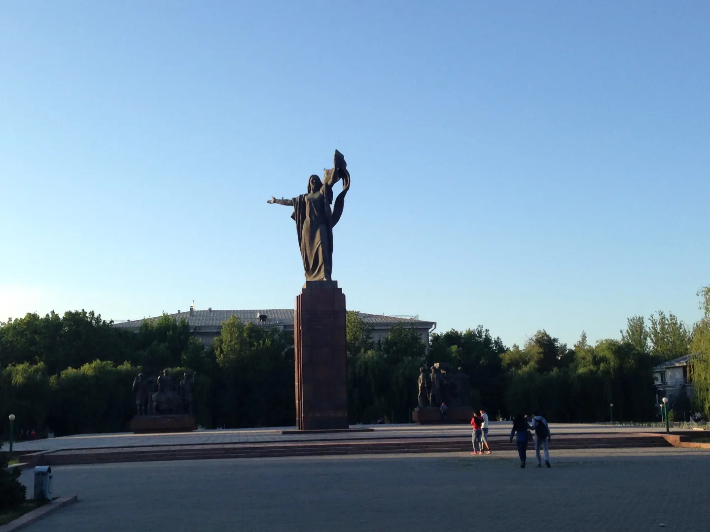 Monumento urbano en una plaza arbolada de Biskek