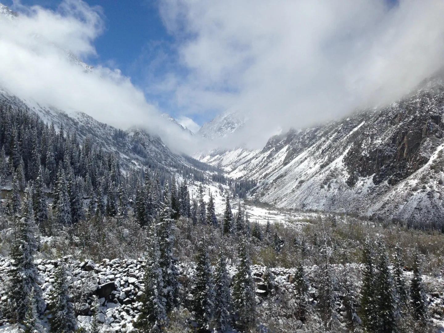 Valle de alta montaña cubierto por una nevada primaveral en Kirguistán