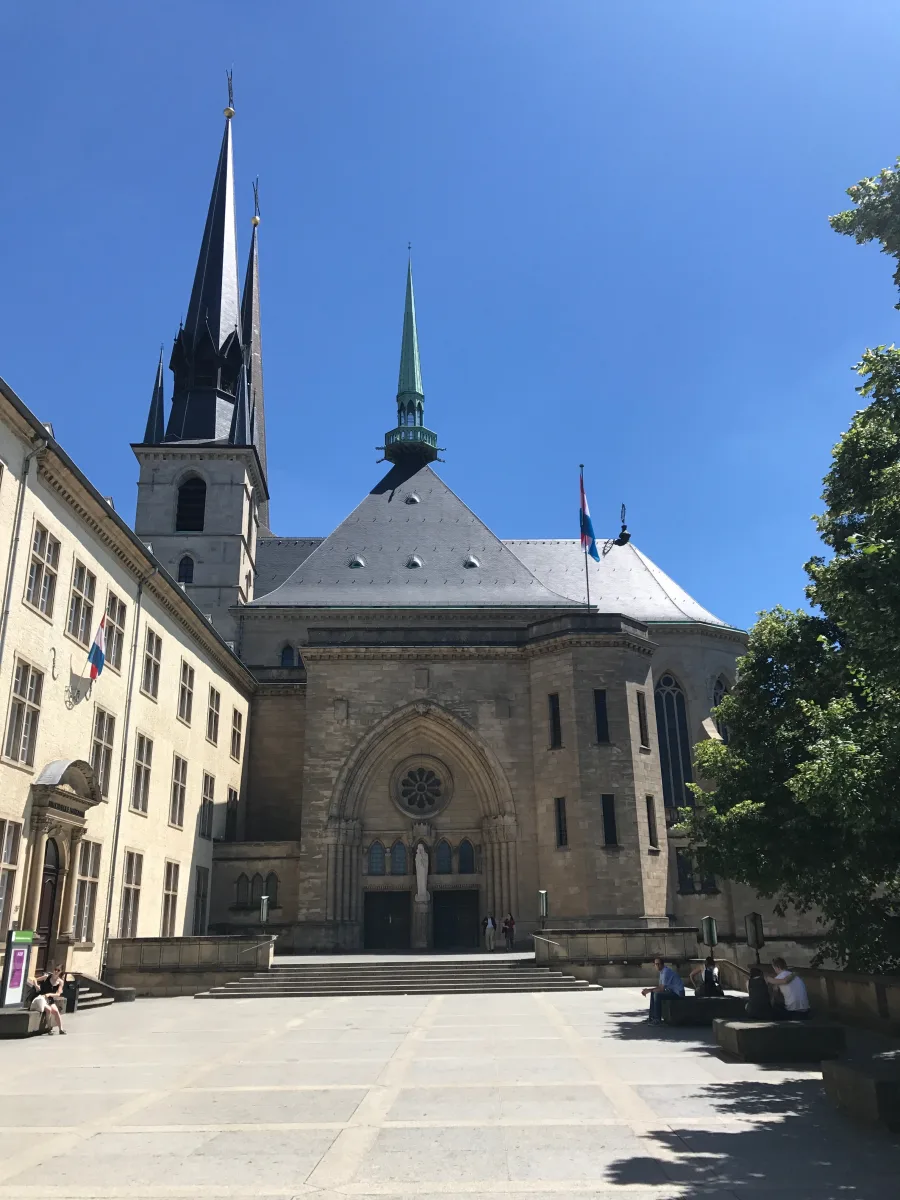 Fachada y agujas de la catedral de Notre-Dame de Luxemburgo bajo un cielo azul
