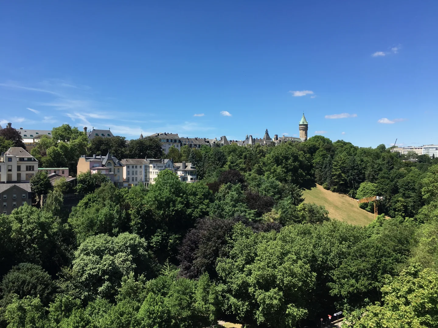 Valle arbolado de la Pétrusse y torre de la Spuerkeess en la ciudad de Luxemburgo