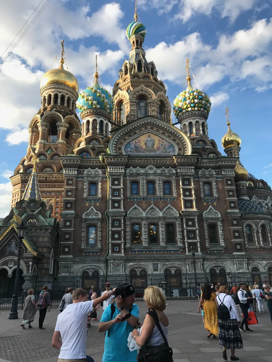 Fachada y cúpulas de la iglesia del Salvador sobre la Sangre Derramada en San Petersburgo