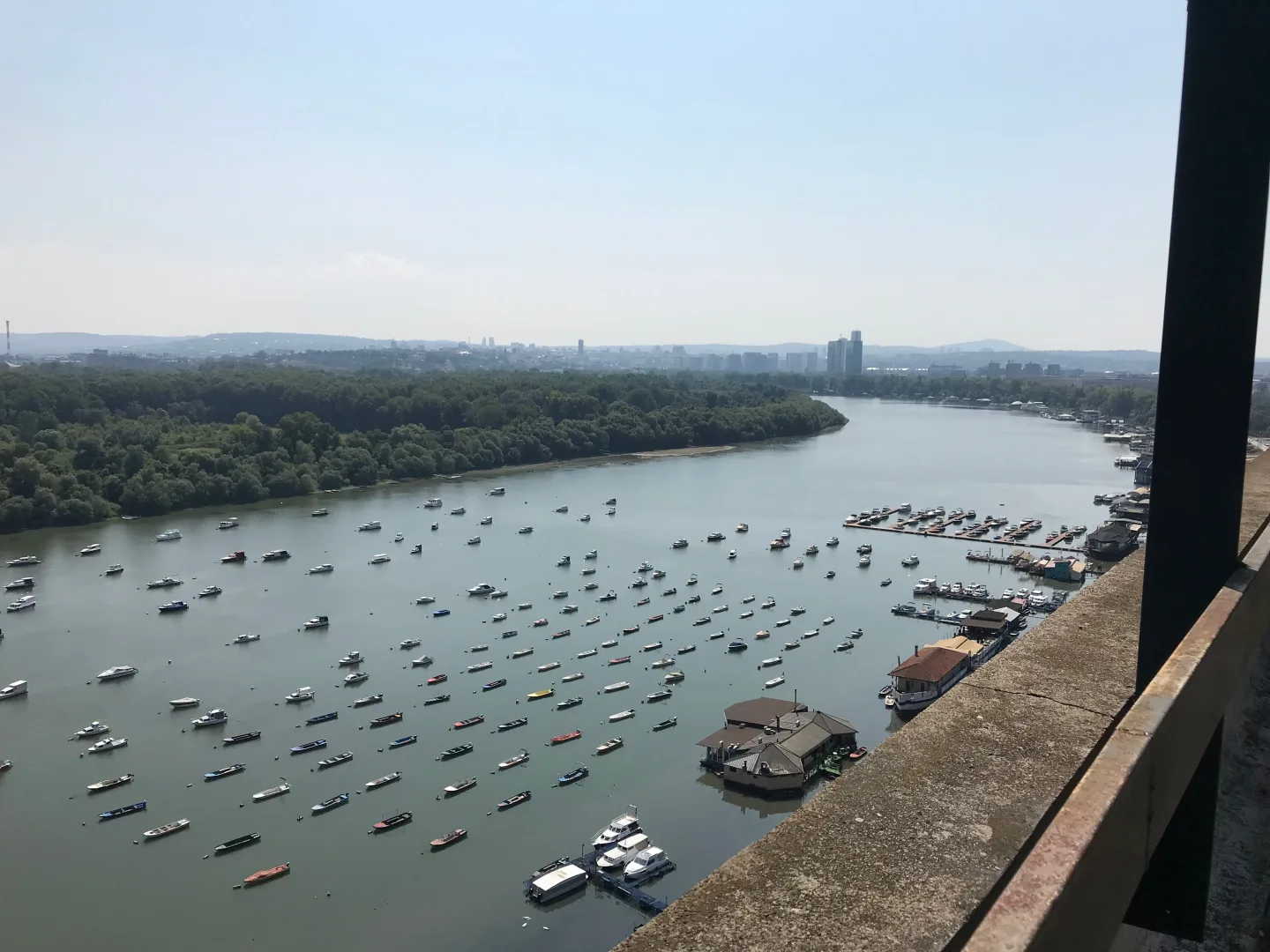 Confluencia del Sava y el Danubio vista desde la fortaleza de Belgrado, con barcos y vegetación