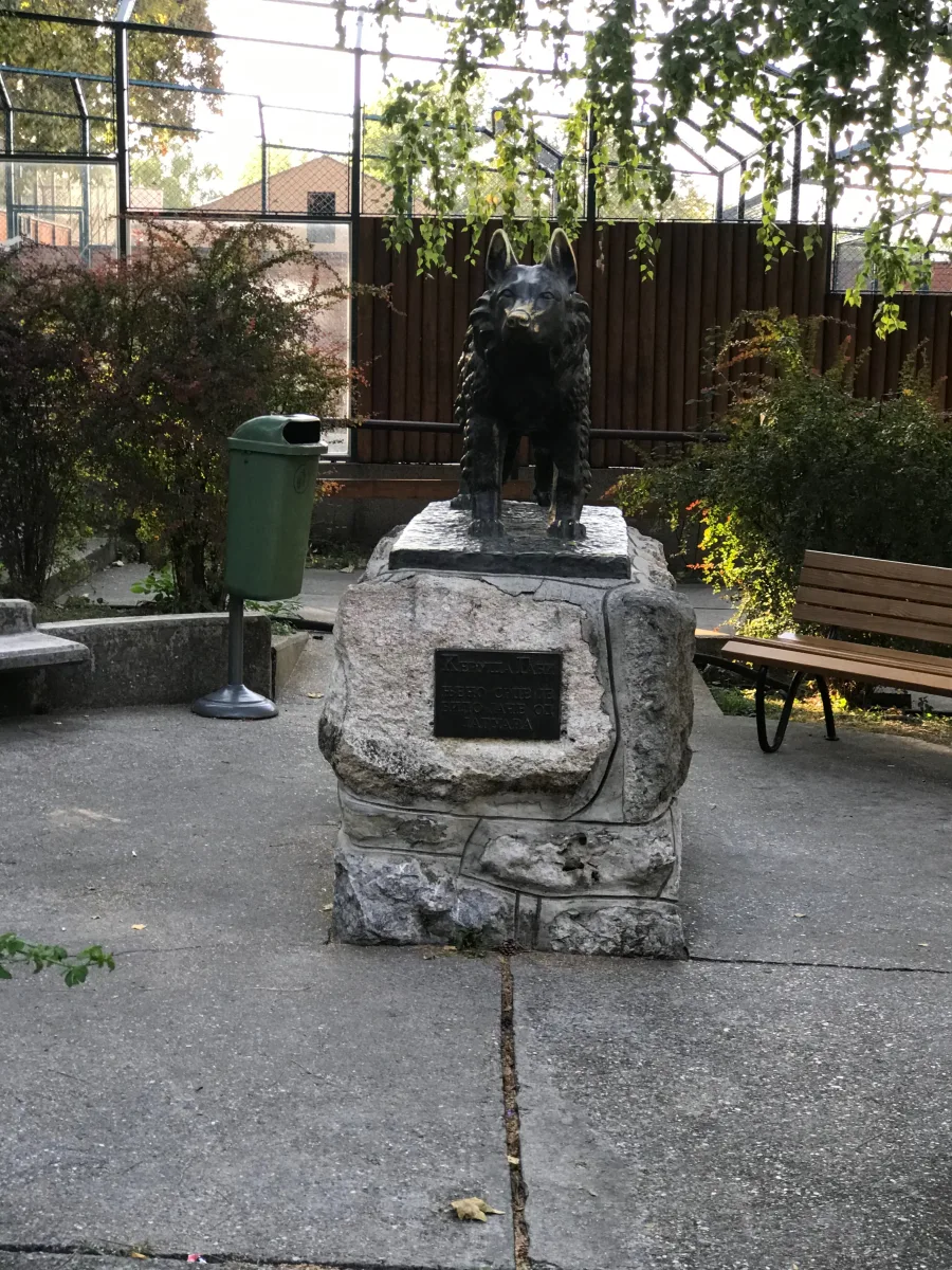 Monumento a la perra Gabi dentro del zoológico de Belgrado