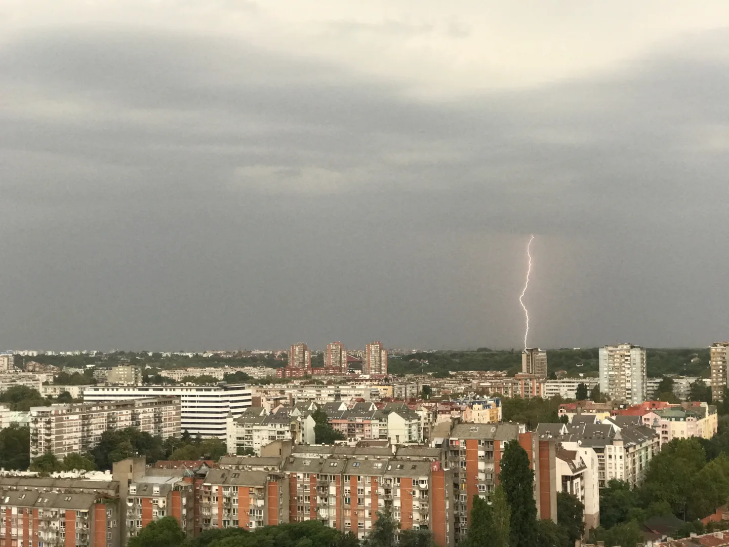 Relámpago sobre los barrios de Belgrado durante una tormenta de verano
