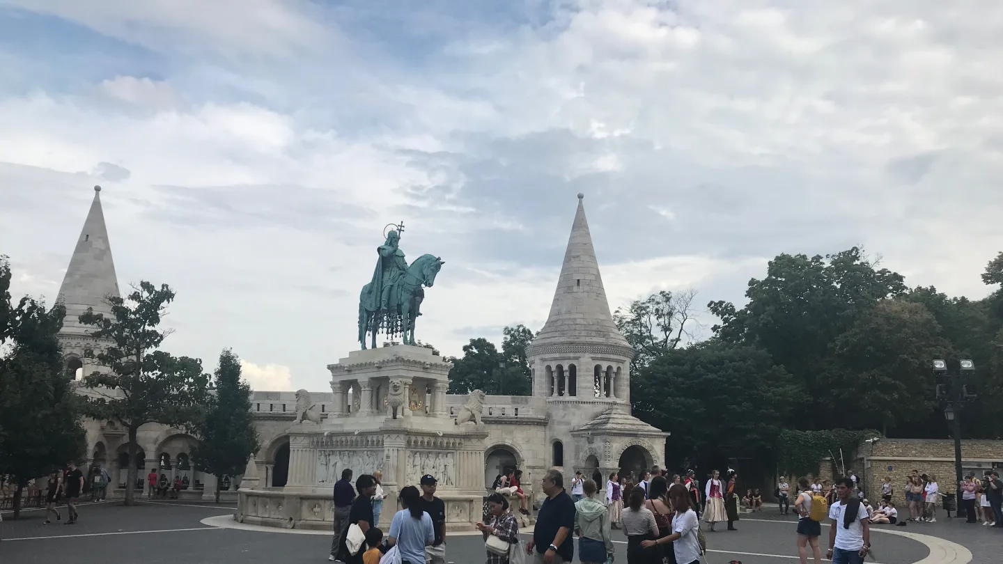 Estatua ecuestre de Esteban I entre las torres del Bastión de los Pescadores de Budapest