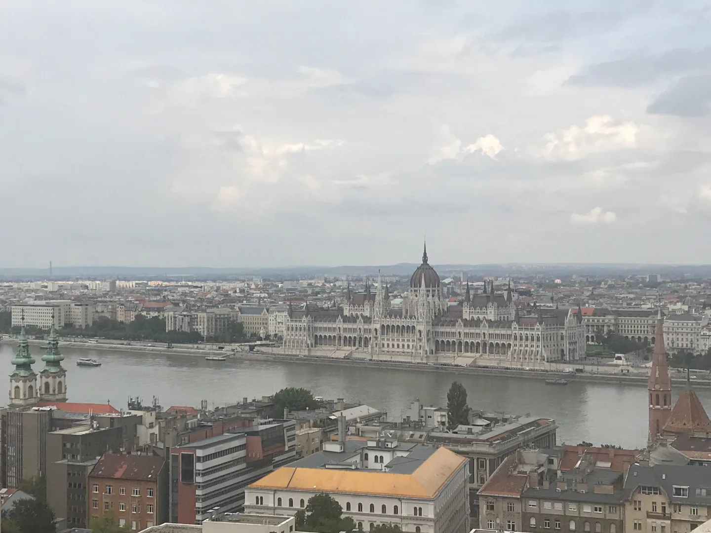 Parlamento de Hungría junto al Danubio visto desde las colinas de Buda