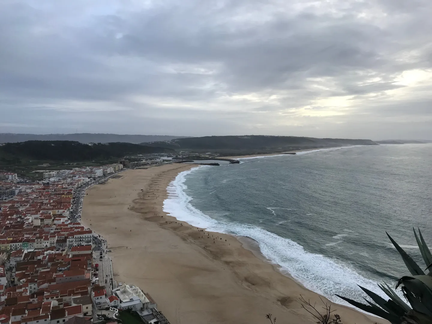 Playa y casco urbano de Nazaré vistos desde el mirador de Sítio