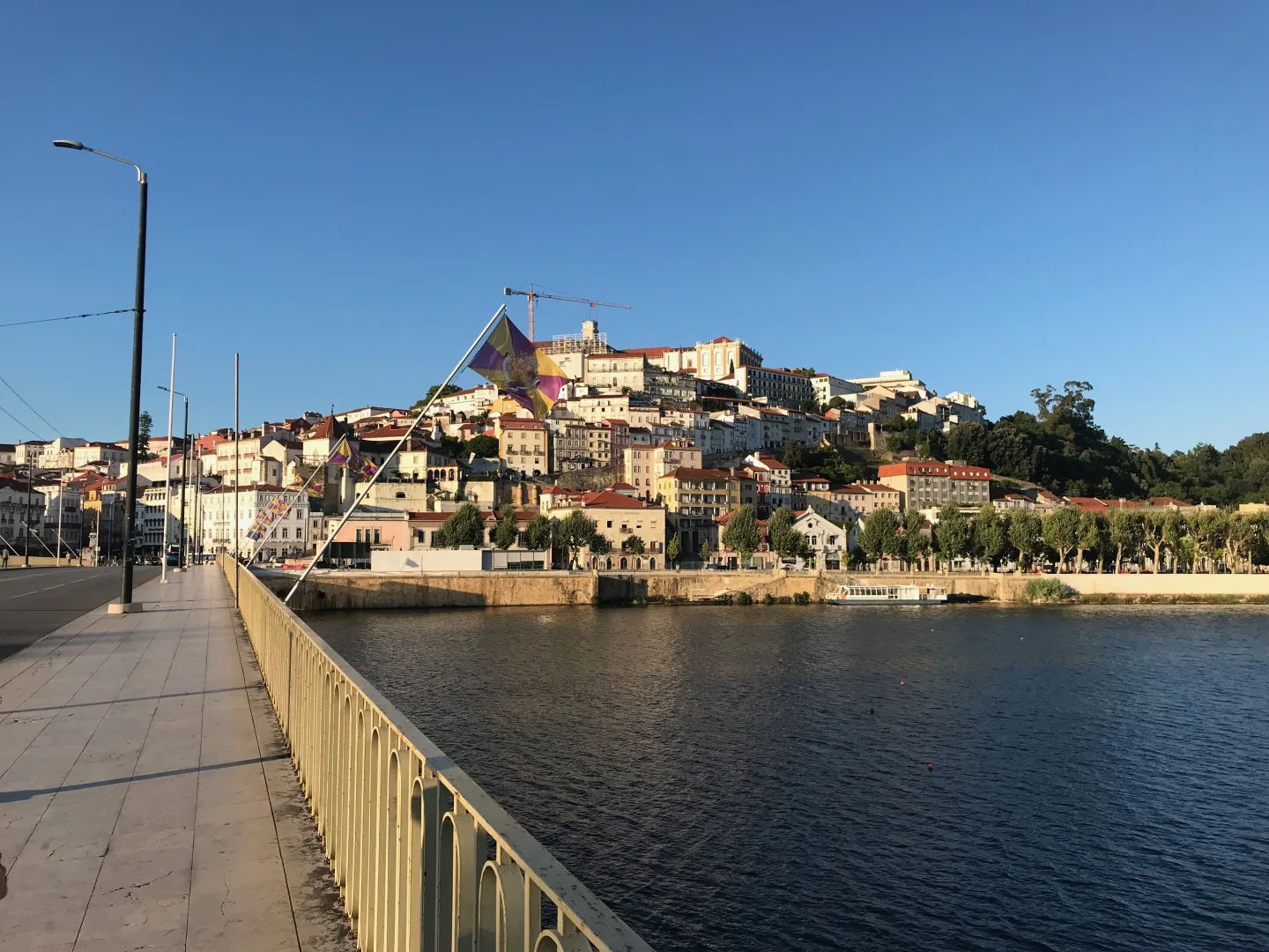 Colina histórica de Coimbra junto al río Mondego