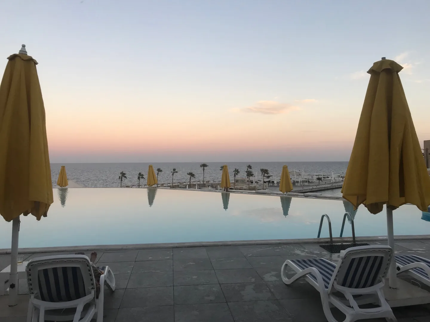 Piscina frente al mar Rojo al atardecer en Hurghada