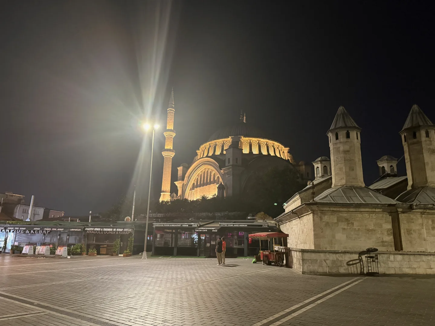 Santa Sofía iluminada por la noche desde la plaza de Sultanahmet