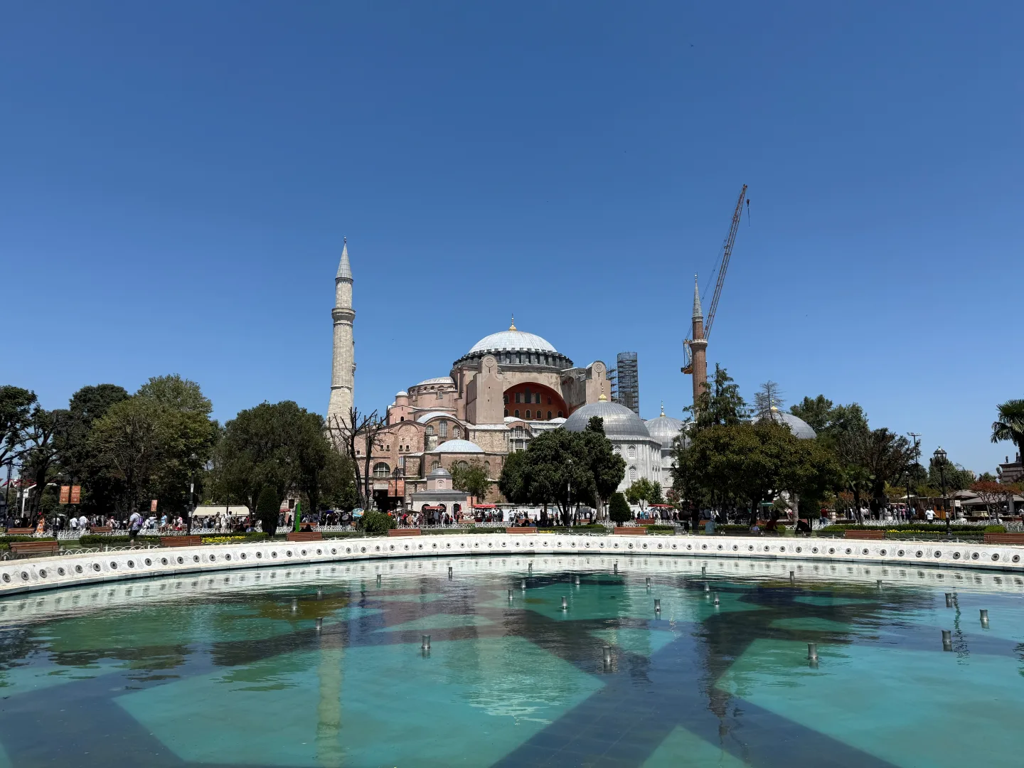 Santa Sofía vista desde la plaza de Sultanahmet, con su cúpula y minaretes