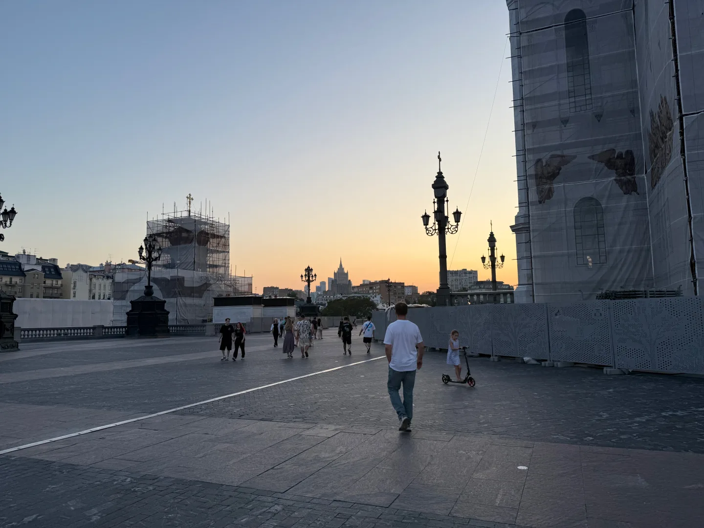 Paseo urbano de Moscú al atardecer con una torre estalinista en el horizonte