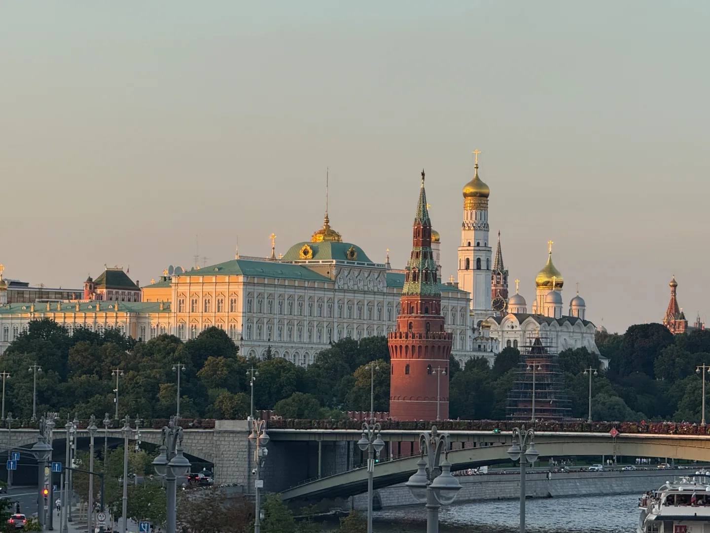 Palacios, torres e iglesias del Kremlin de Moscú iluminados por la luz del atardecer